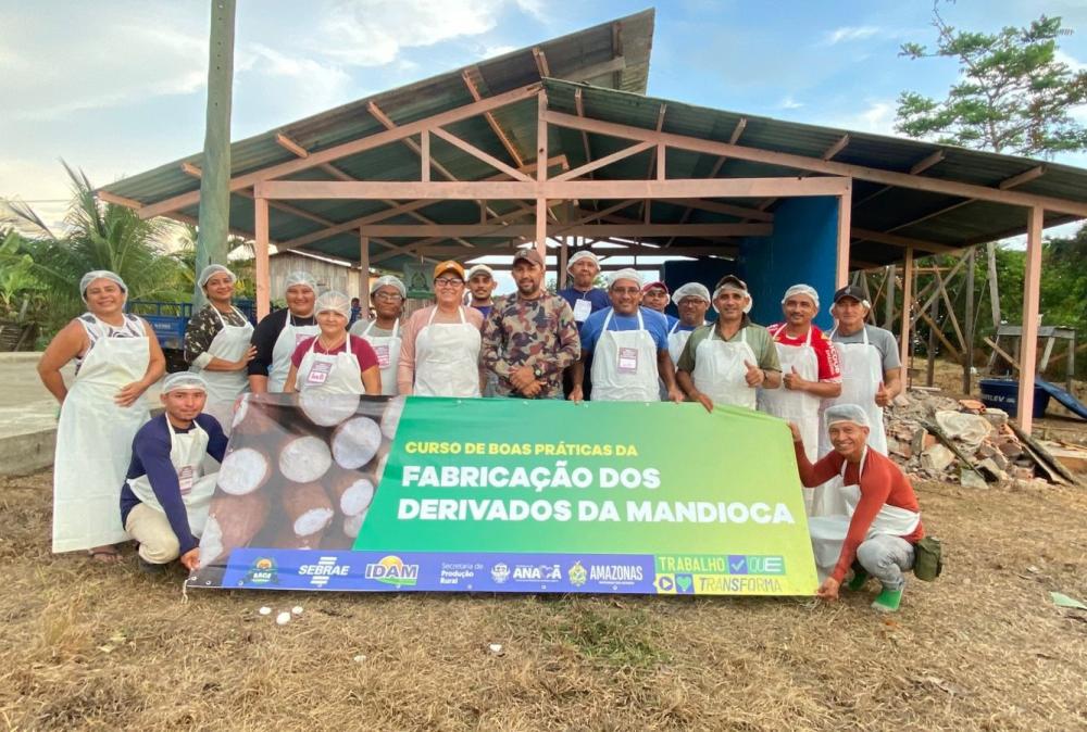Idam qualifica comunitários de Anamã na fabricação de derivados de mandioca