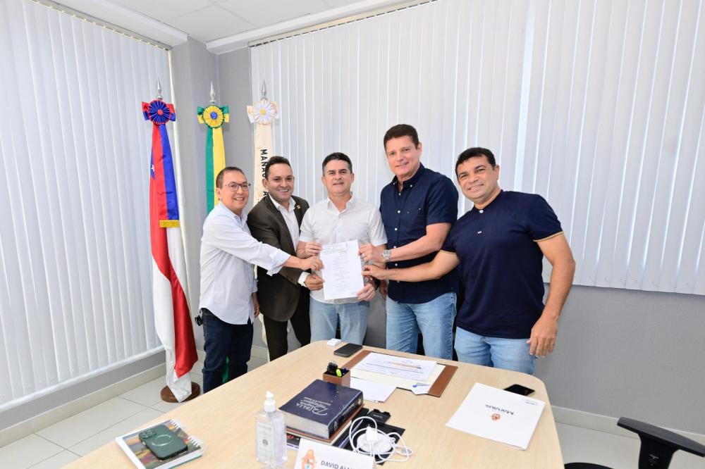 Prefeito David Almeida assina decreto que amplia autorizações de táxis em Manaus e beneficia mais de 6 mil motoristas auxiliares