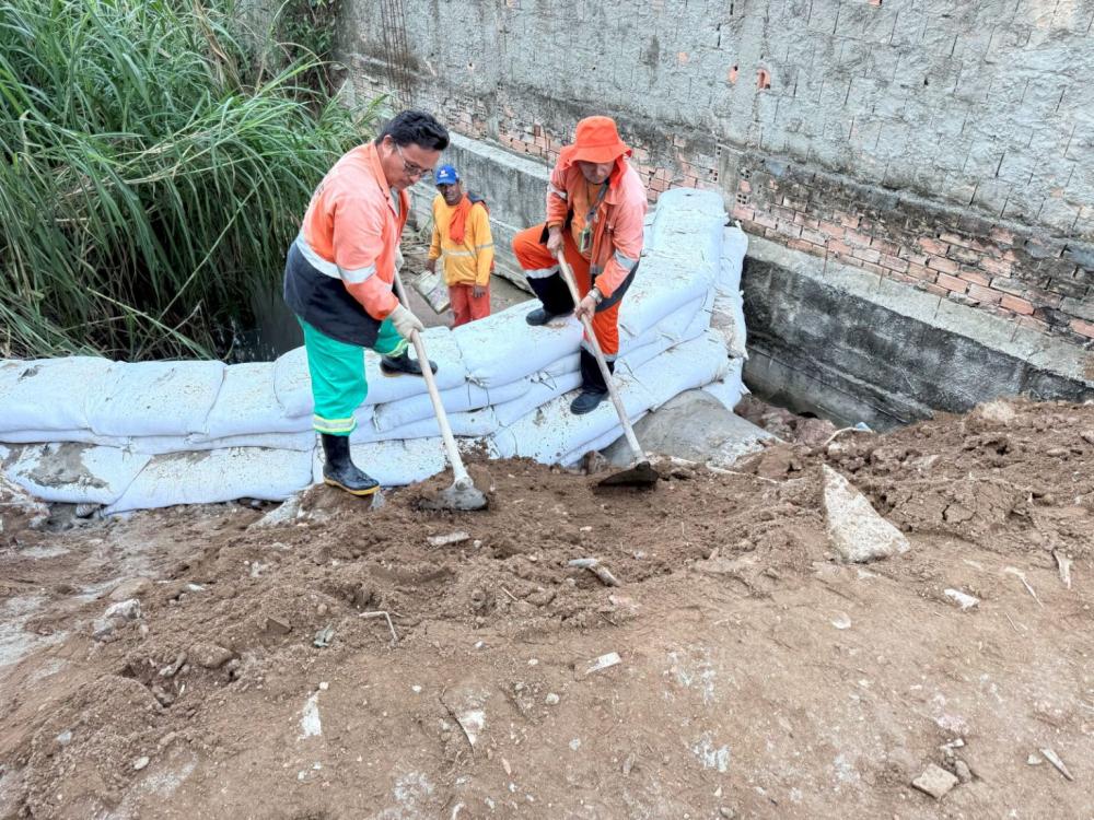 Equipes da Prefeitura de Manaus atuam na contenção de rip-rap no bairro Monte das Oliveiras