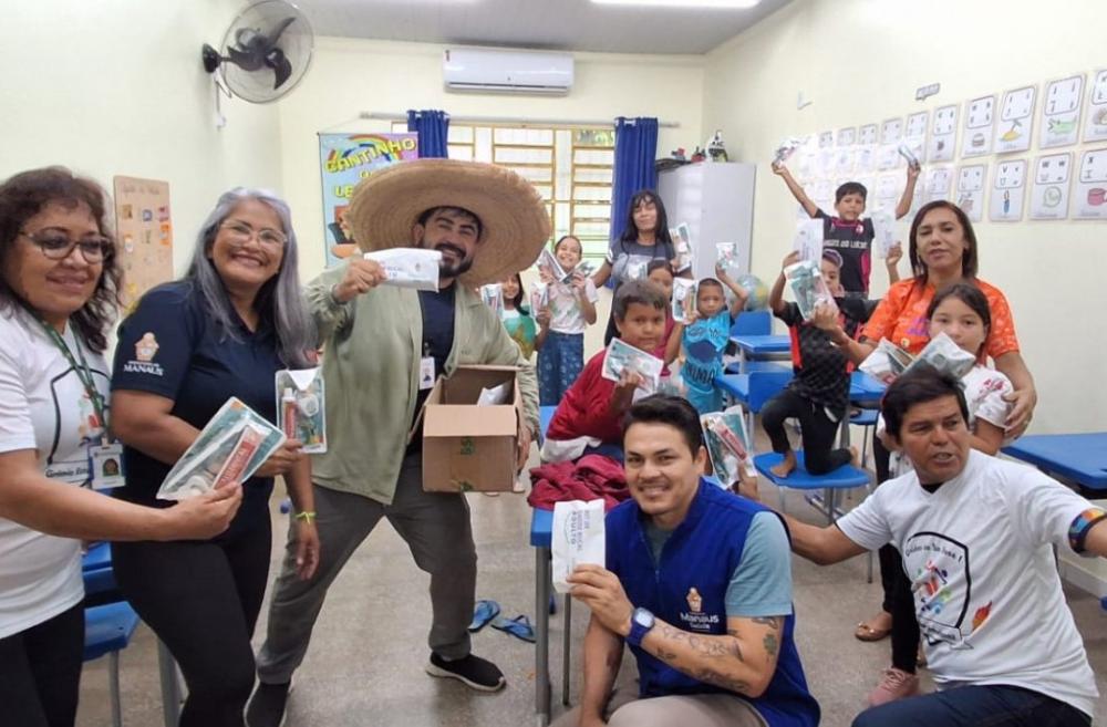 Profissionais da Prefeitura de Manaus promovem ação de saúde bucal em escola na zona rural