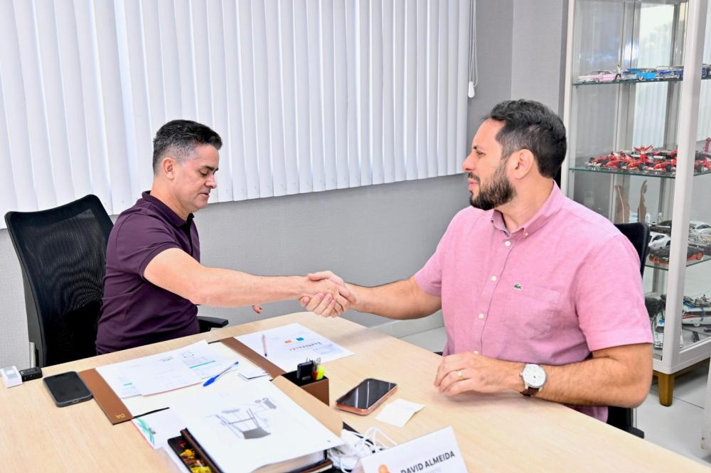 Prefeito David Almeida lança programa de benefícios para servidores da educação municipal