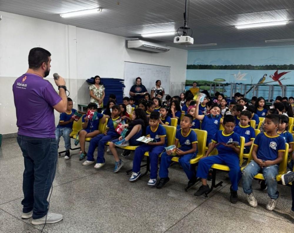 Prefeitura de Manaus realiza ações em escolas municipais para conscientizar sobre violência contra a pessoa idosa
