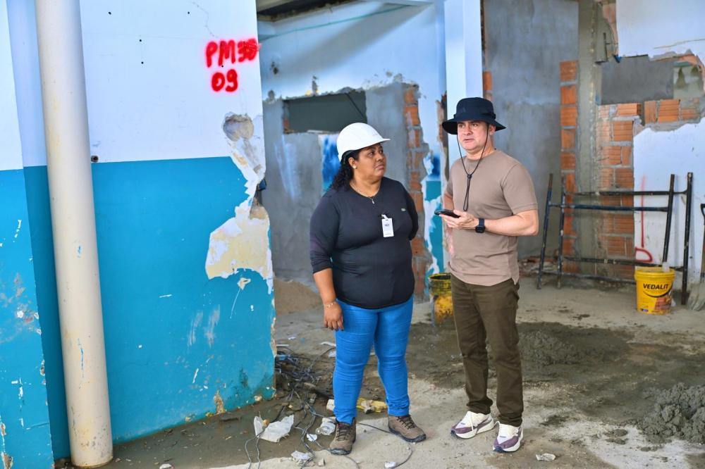 Prefeito David Almeida vistoria obras de reforma e ampliação da policlínica Djalma Batista, na Compensa