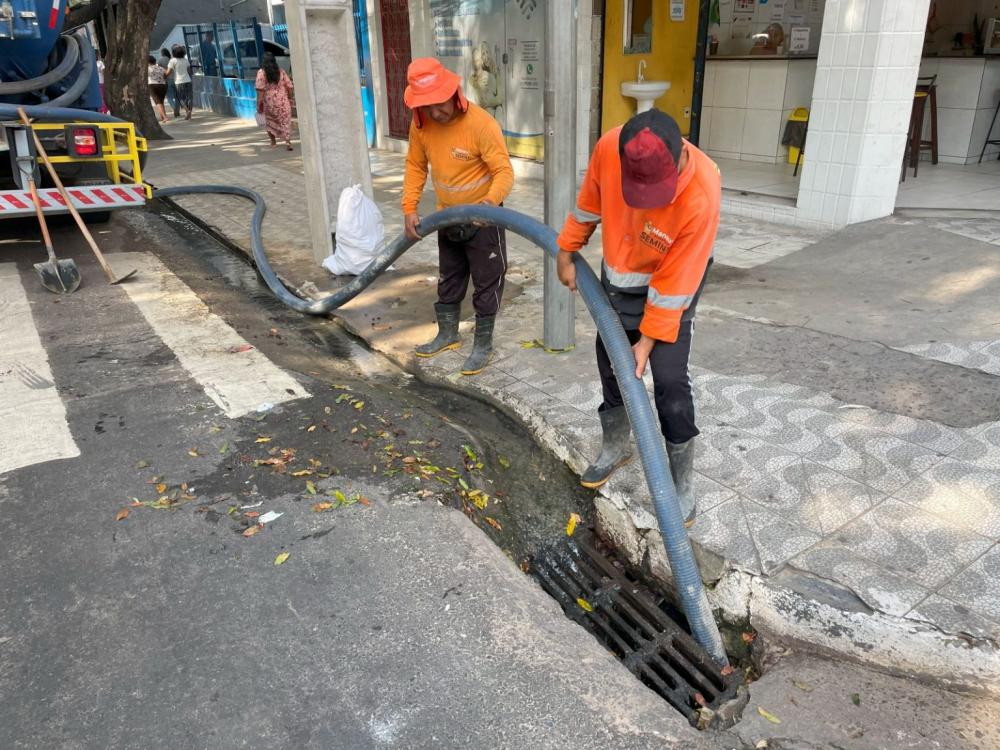 Prefeitura de Manaus atua de forma emergencial na desobstrução de bueiros na avenida Getúlio Vargas