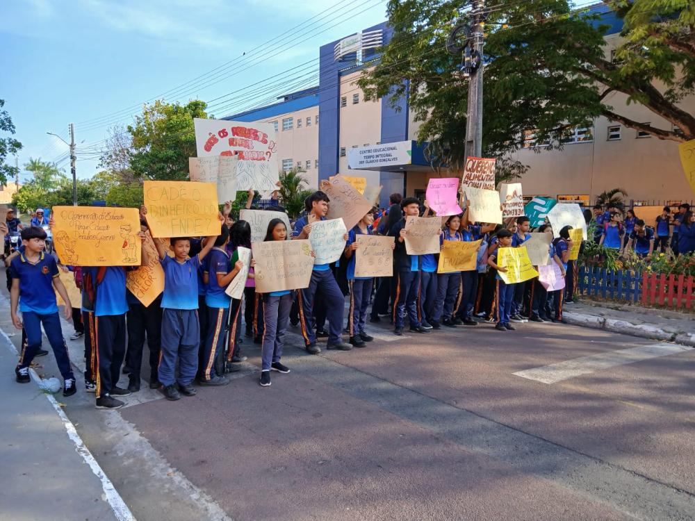 Alunos do Ceti Parintins saem às ruas para cobrar melhorias estruturais para escola