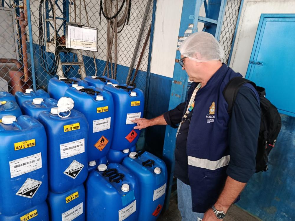 Prefeitura de Manaus realiza operação ‘Zero Metanol’ para fiscalizar comércios de bebidas na cidade