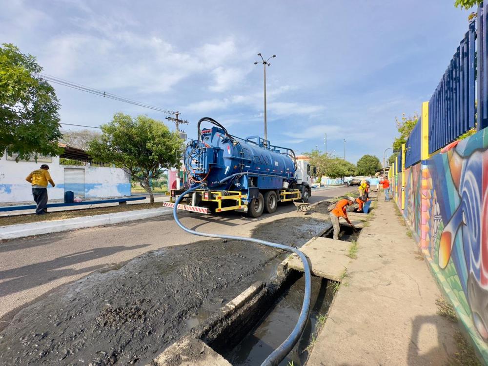 Ações preventivas de drenagem garantem escoamento eficiente das águas pluviais em Parintins