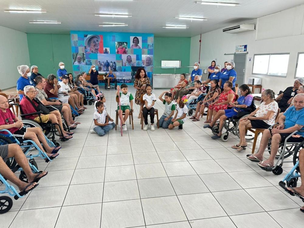 Prefeitura de Manaus promove encontro intergeracional entre alunos e idosos na Fundação Dr. Thomas