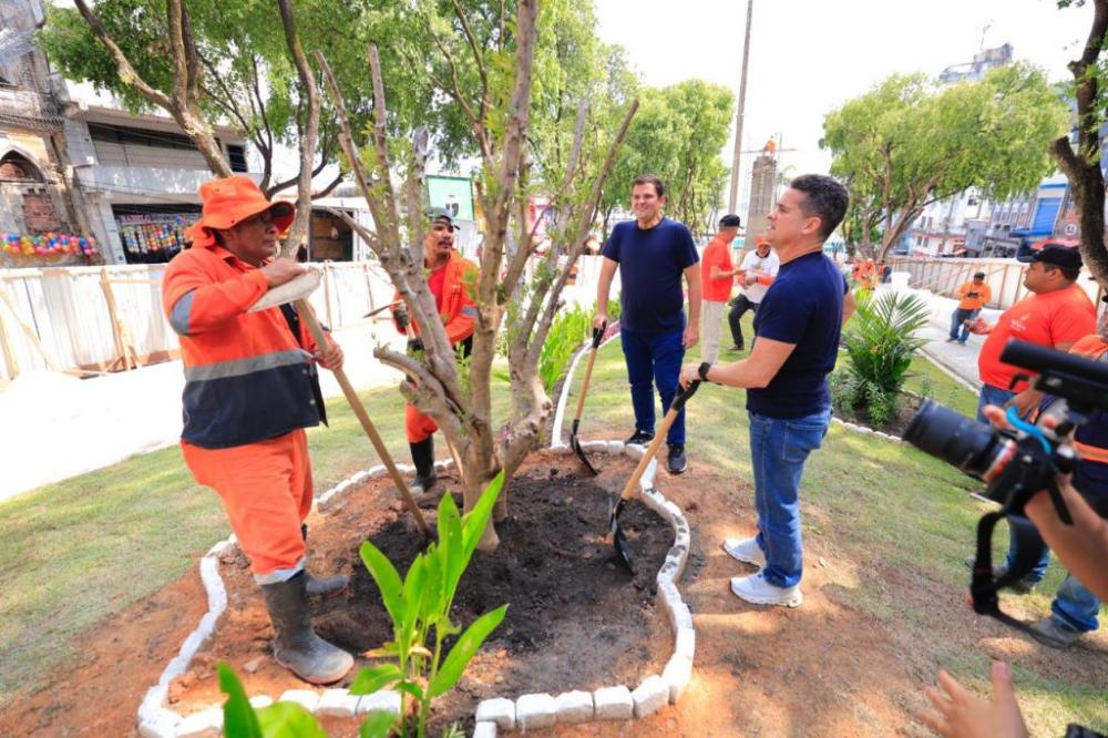 Prefeito David Almeida e vice Renato Junior realizam plantio de oliveiras na fase final do restauro da praça dos Remédios e destacam cuidado histórico e social no Centro