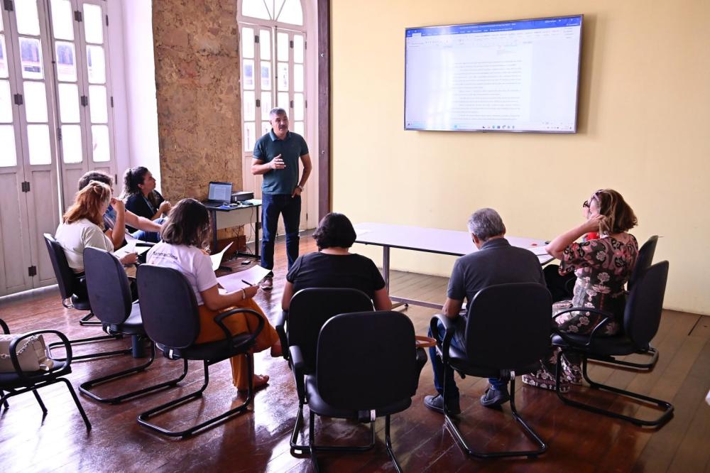 Prefeitura de Manaus retoma grupo de trabalho para revitalização dos jardins da praça Dom Pedro II