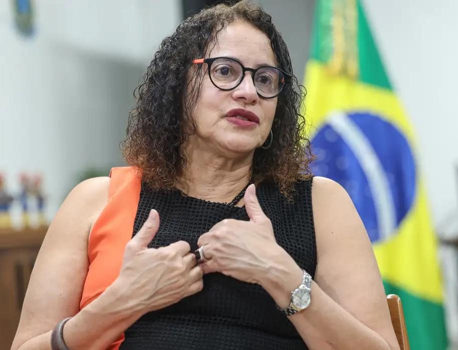 Vacina brasileira de covid fortalece ciência e país, diz ministra