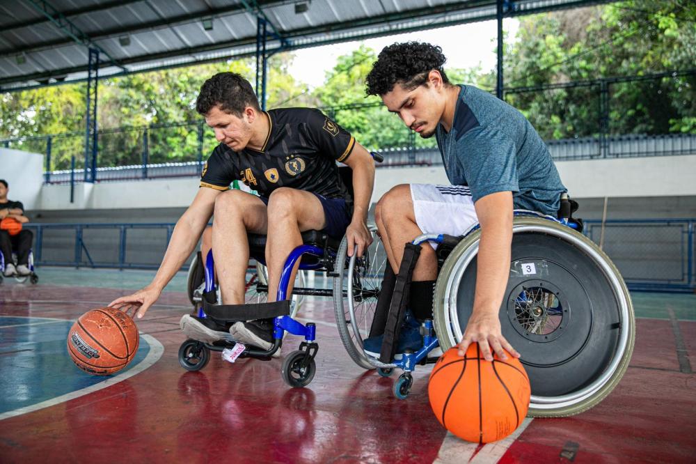 Inclusão na prática: curso de Educação Física da UEA promove aulas sobre o manuseio de cadeira de rodas