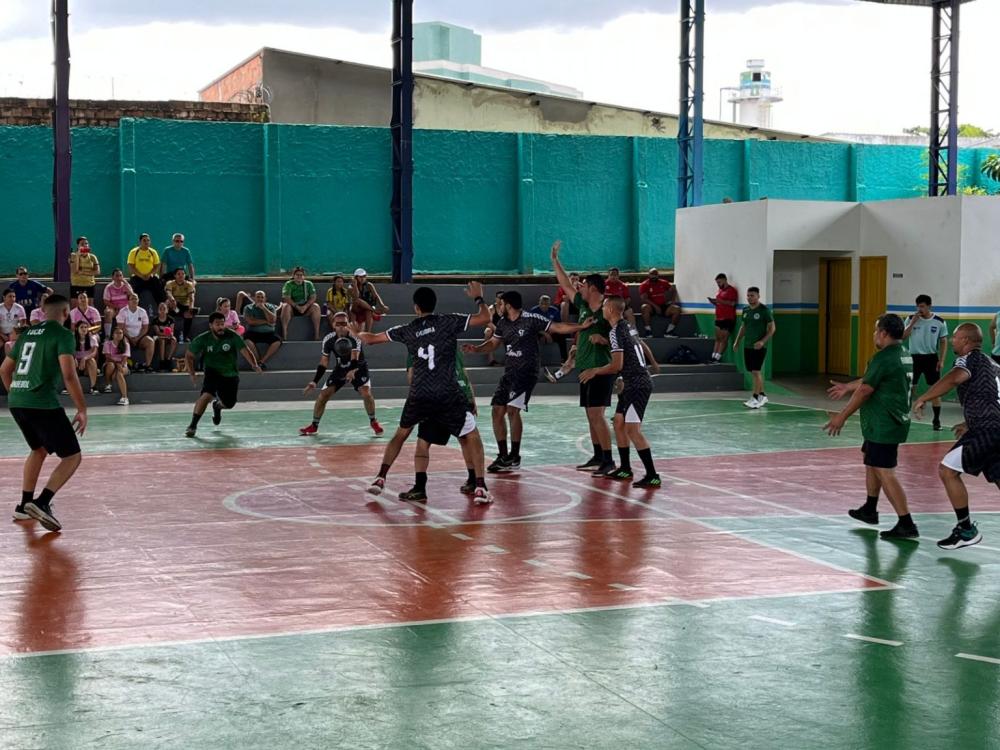 Mais de 130 servidores da Semed participam da final de handebol do Jiss 2025