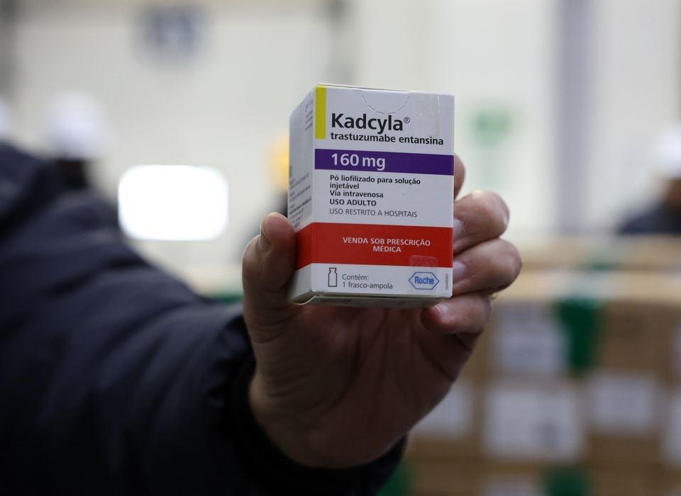 Brasil recebe lote de medicamento para tratar câncer de mama no SUS