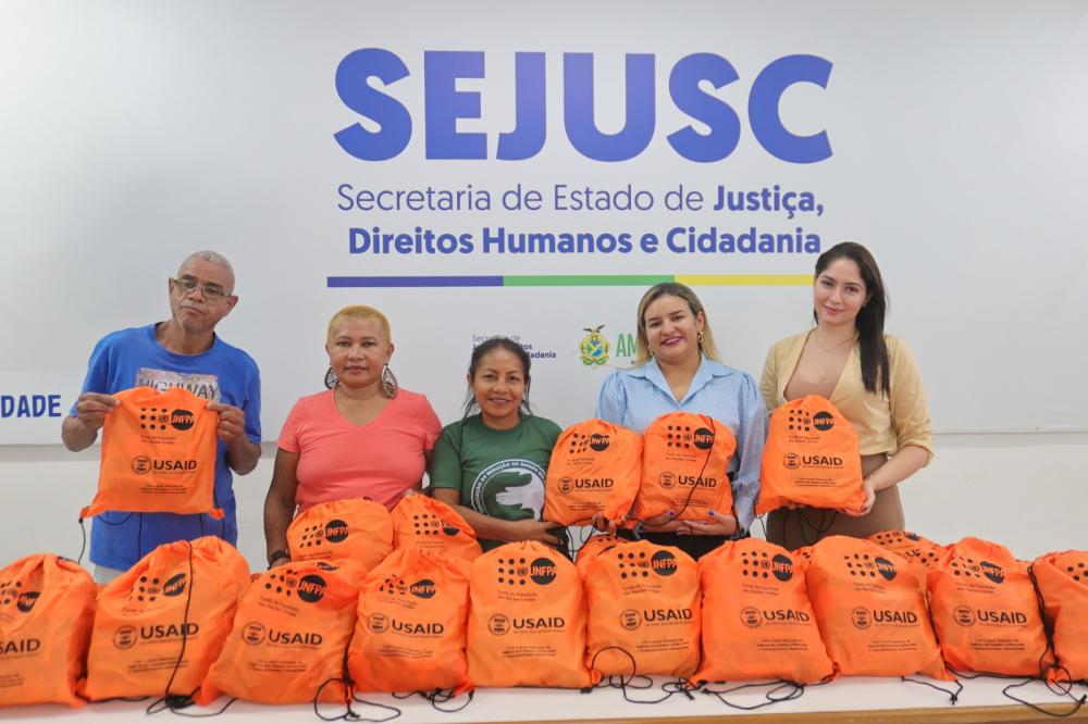 Sejusc entrega kits de higiene para associação que atende mulheres em situação de vulnerabilidade social