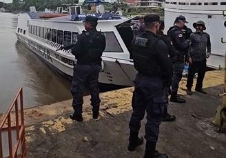 Polícia Militar atua em apoio a SEAP durante transferência de internos da unidade prisional de Parintins