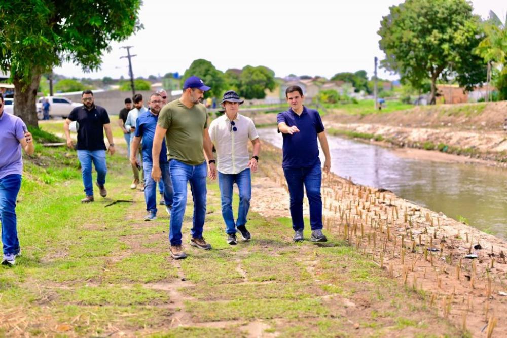 Prefeito David Almeida acompanha obras de macrodrenagem e limpeza no igarapé do Mindu para prevenir alagamentos em Manaus