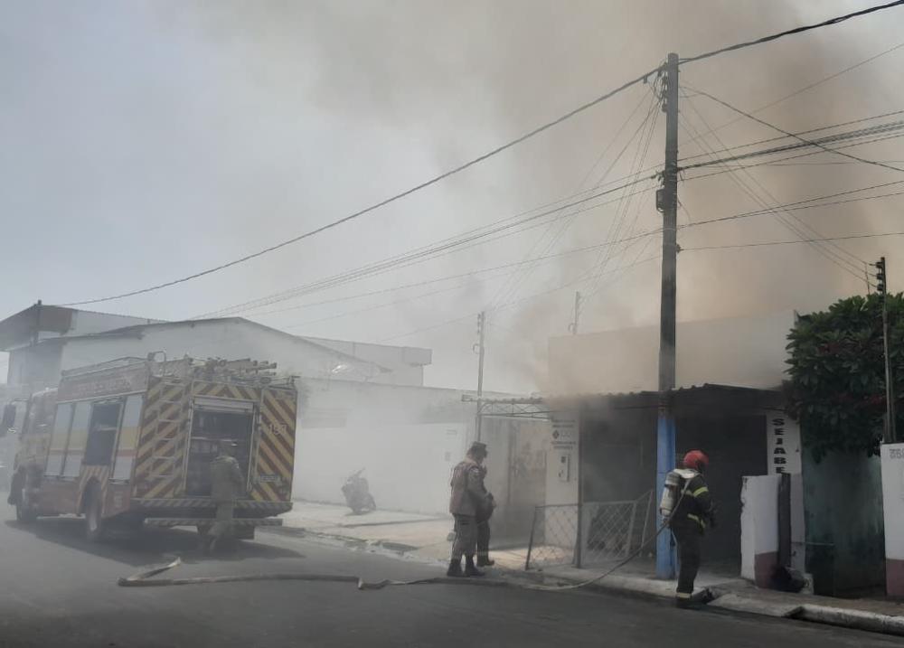 Incêndio destrói residência na Avenida Nações Unidas em Parintins