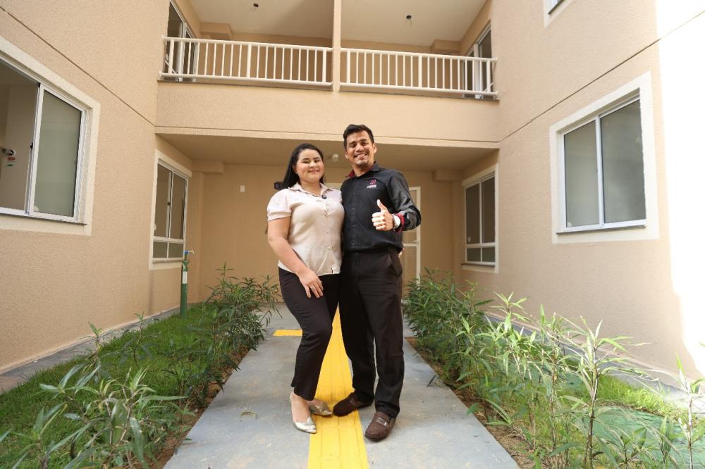 'É um sonho que conseguimos com o Entrada do Meu Lar', diz moradora contemplada com o subsídio ao receber as chaves do apartamento