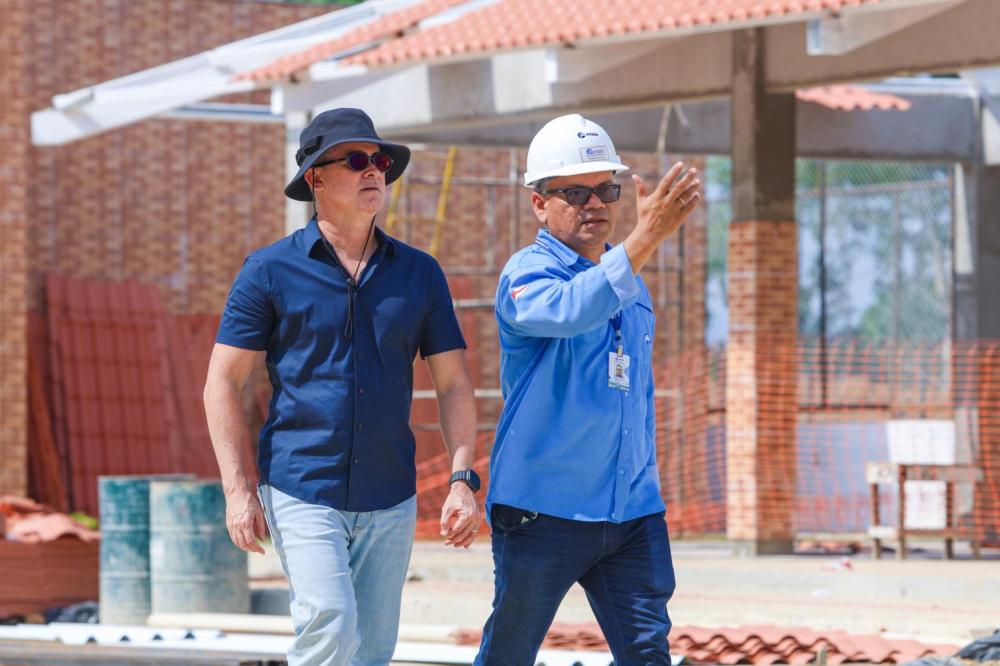 David Almeida acompanha reta final de obras do residencial Carlos Braga destinado a 576 famílias em Manaus