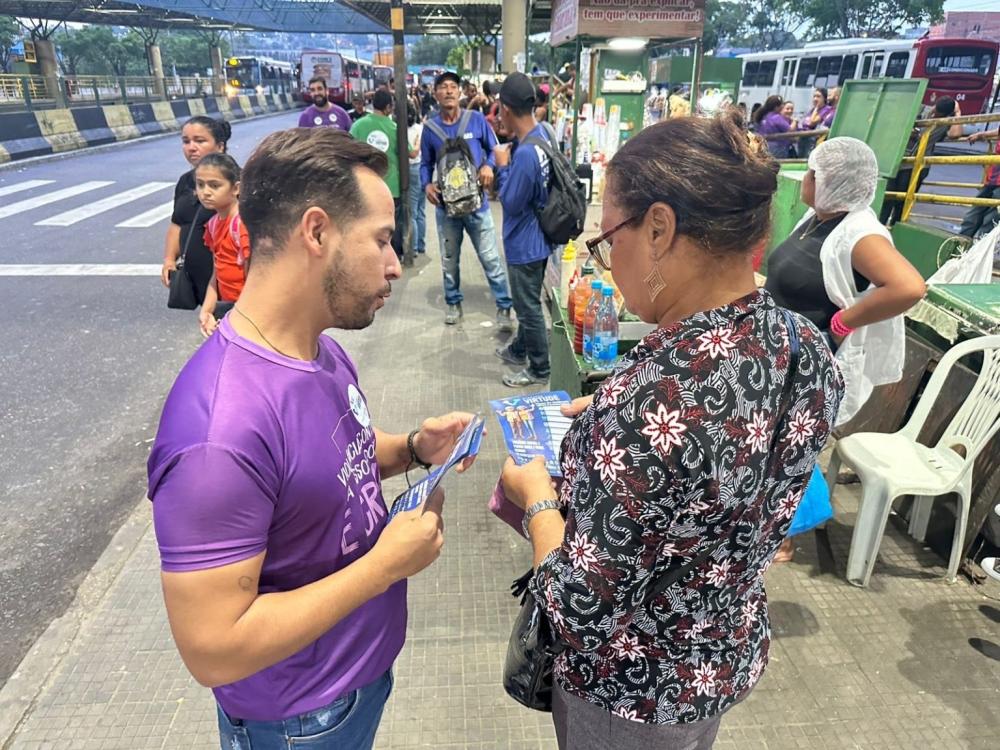 Prefeitura de Manaus promove ação educativa nos terminais 4 e 5 sobre direitos da pessoa idosa