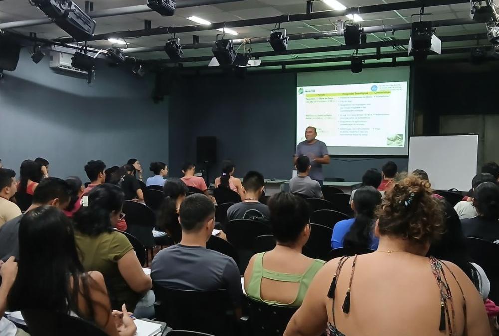 Alunos do Pré-vestibular Social da Prefeitura de Parintins encaram provas da UEA Alunos do Pré-vestibular Social da Prefeitura de Parintins encaram provas da UEA