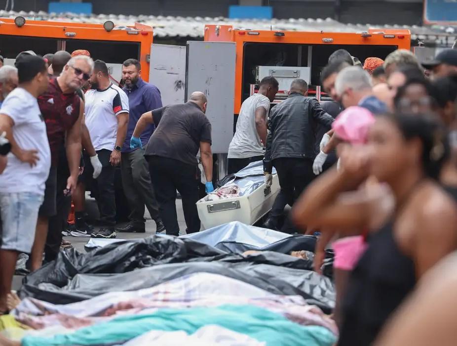 Moradores retiram cerca de 60 corpos em área de mata após operação Moradores retiram cerca de 60 corpos em área de mata após operação