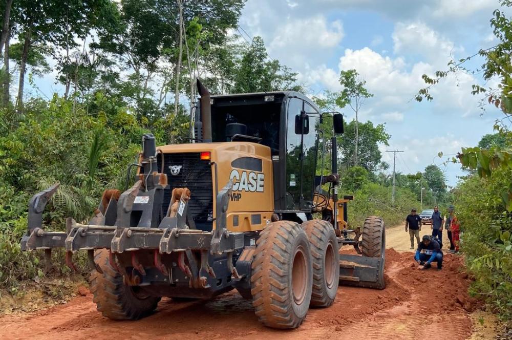 Mais 5 km de vicinais da Vila Amazônia recebem serviços de limpeza e regularização