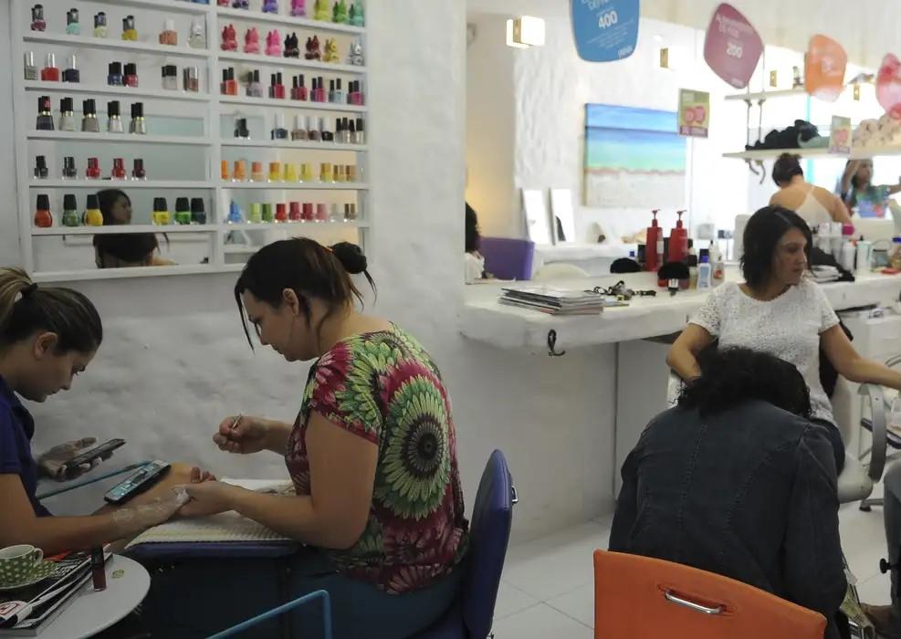 Anvisa proíbe duas substâncias utilizadas em unhas em gel Anvisa proíbe duas substâncias utilizadas em unhas em gel