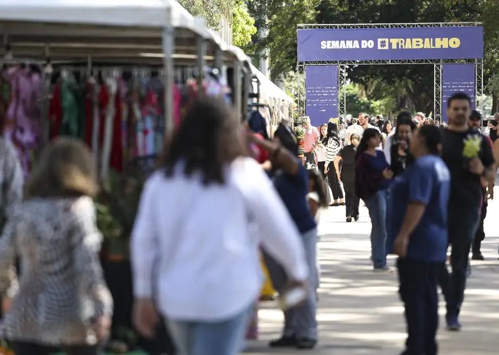 Desemprego no trimestre cai para menor taxa da série histórica Desemprego no trimestre cai para menor taxa da série histórica