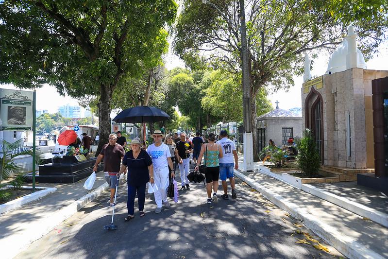 Prefeitura de Manaus acolhe 700 mil visitantes nos cemitérios com estrutura e celebrações no Dia de Finados