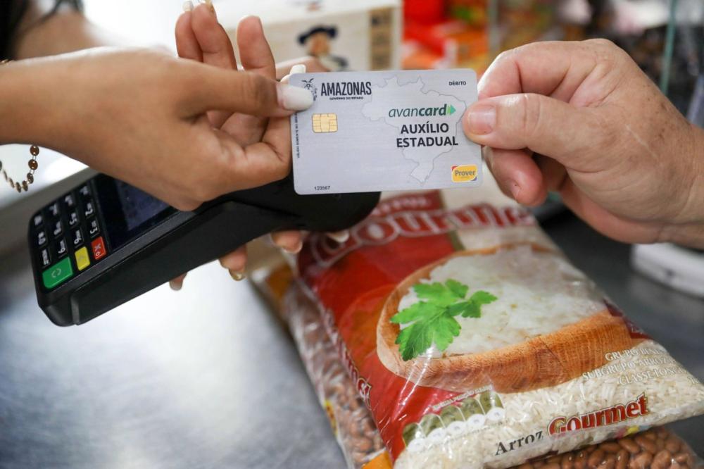 Governo do Amazonas inicia entrega de novos cartões do Auxílio Estadual por municípios do Alto Solimões