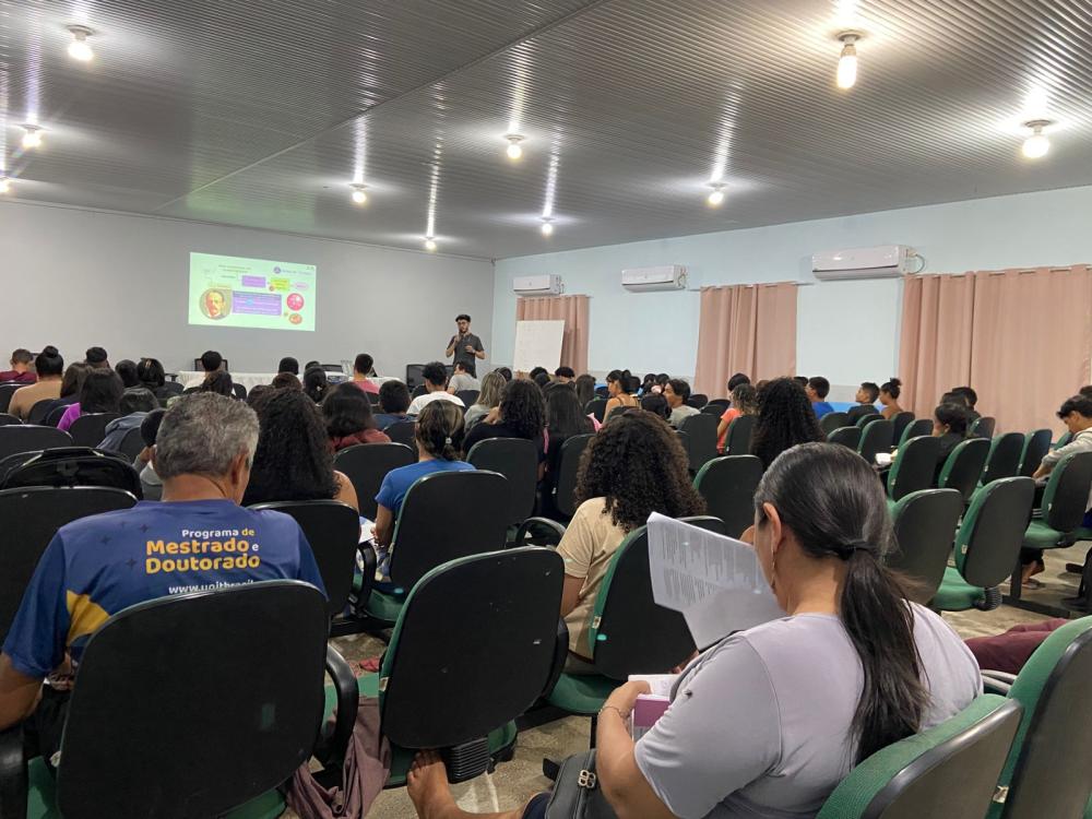 Jovens do Pré-vestibular Social da Prefeitura de Parintins se preparam para o Enem