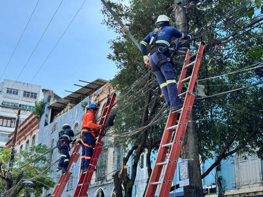 Prefeitura de Manaus chega à marca de 7,5 toneladas de cabos removidos de postes no centro histórico