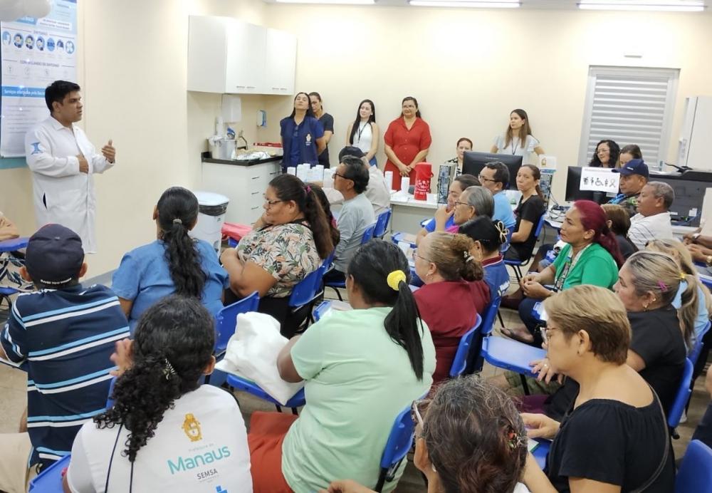 Profissionais da prefeitura orientam usuários para prevenção e controle do diabetes em ação de saúde