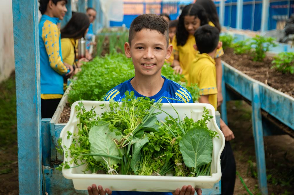 Escola Municipal Luz do Saber é referência em projeto de horta e insere alimentos na merenda dos alunos