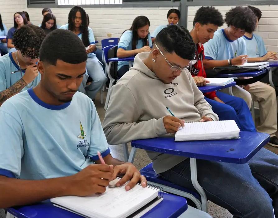 Renda e cor são determinantes para não concluir ensino médio no país