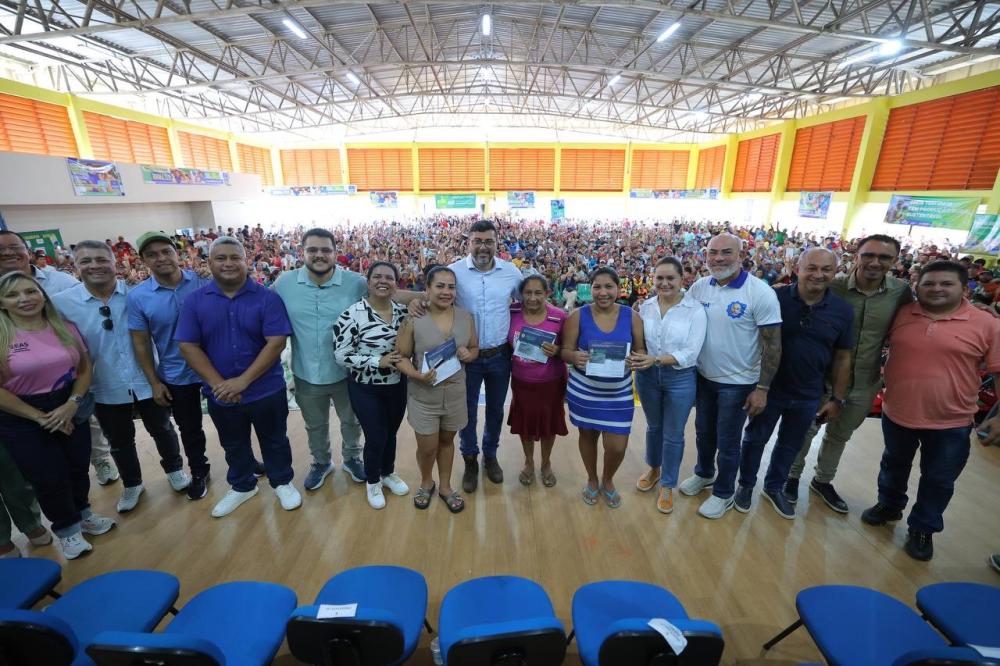 Governador Wilson Lima entrega 700 novos cartões do auxílio estadual para famílias de Nova Olinda do Norte
