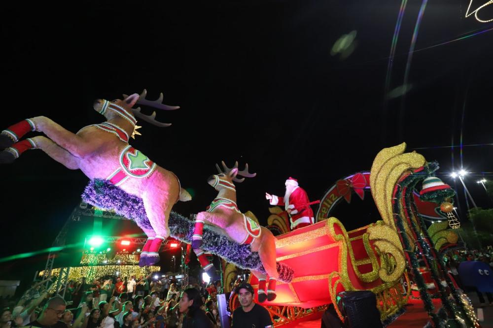 Parada Natalina da prefeitura leva brilho e encanto da magia do Natal à Ponta Negra