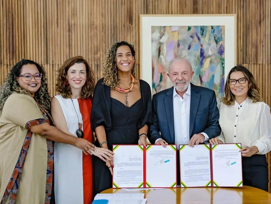 Lula assina 28 decretos para regularizar territórios de quilombolas