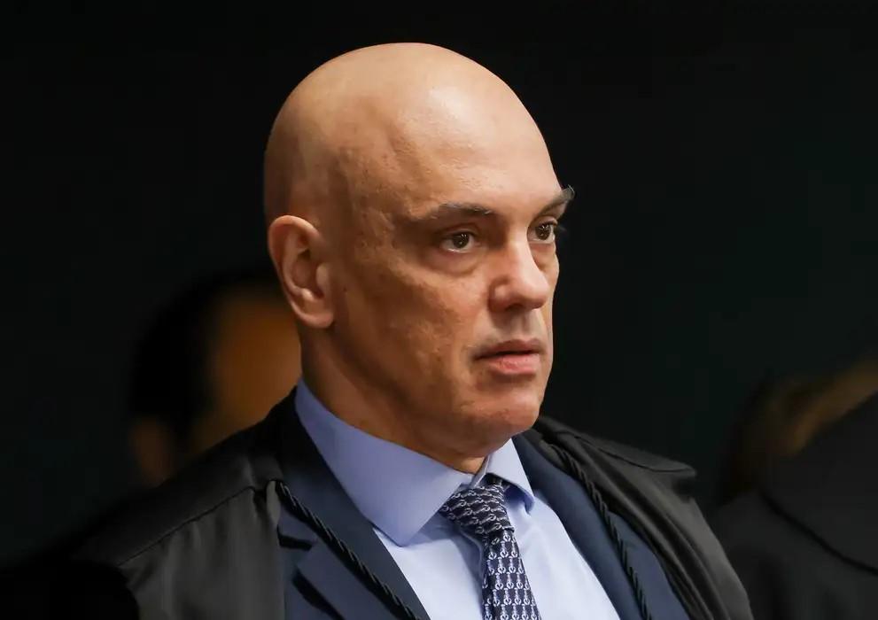 Em decisão, Moraes cita 'eventual tentativa de fuga' de Bolsonaro