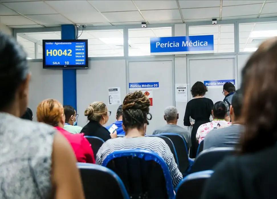 INSS cria comitê para reduzir fila de 2,8 milhões de pedidos