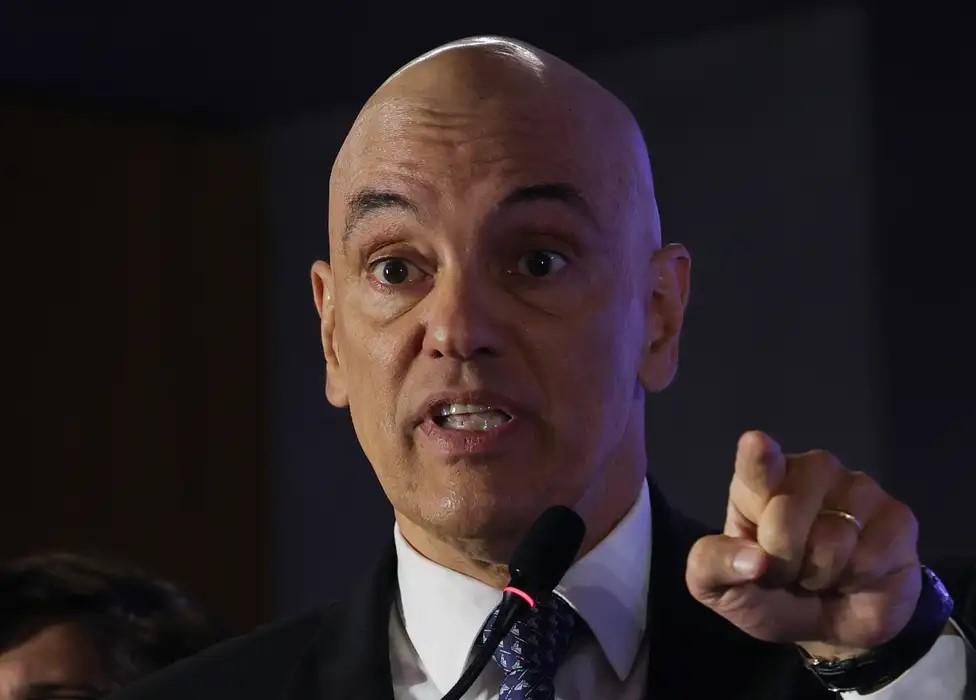 Moraes rejeita pedido de prisão domiciliar humanitária a Bolsonaro