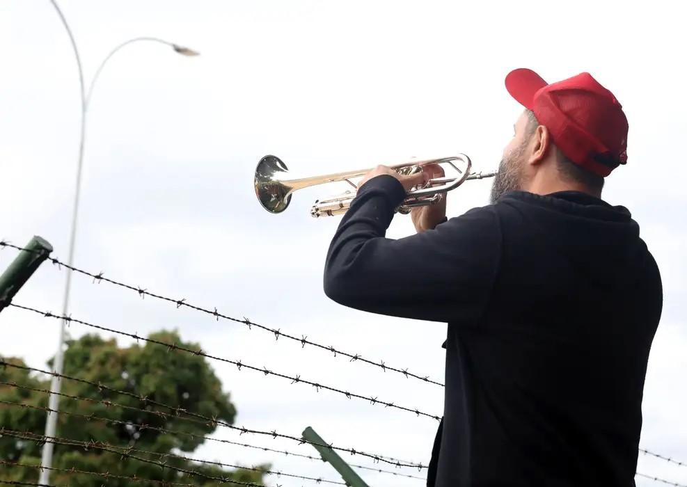 Manifestantes favoráveis e contrários a Bolsonaro fazem atos na PF