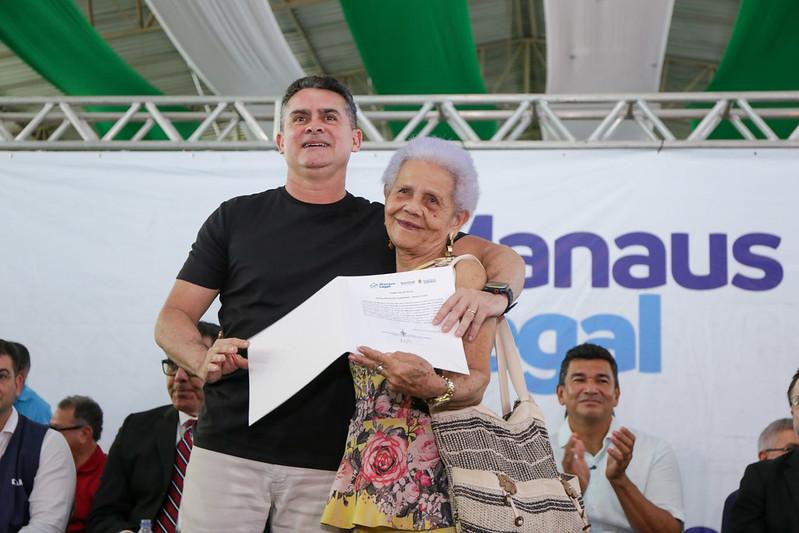Prefeito David Almeida entrega 400 registros de imóveis e realiza maior avanço histórico na regularização fundiária do Santa Luzia