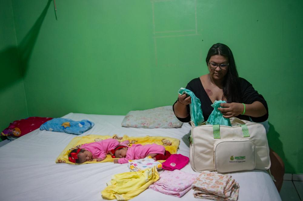 Sejusc beneficia mãe de gêmeas com kits bebê