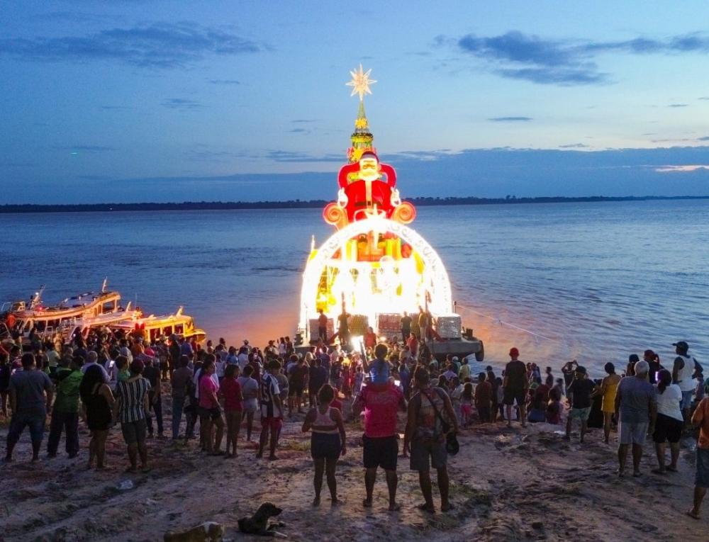 Prefeitura de Manaus inicia ‘Natal nas Águas’ com entrega de cestas e brindes a comunidades ribeirinhas