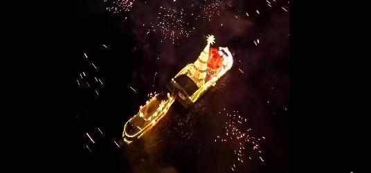 Balsa iluminada do Natal das Águas, passou pelo Rio Negro, com um brilho inesquecível