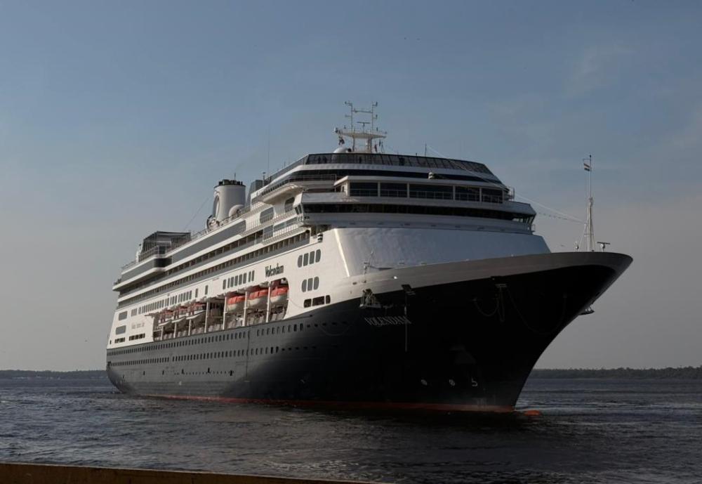 Temporada de cruzeiros: MS Volendam atraca no Porto de Manaus com mais de 2 mil turistas