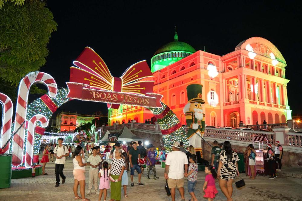 Largo de São Sebastião se transforma em palco de fé, emoção e magia na abertura do 'Mundo Encantado do Natal'